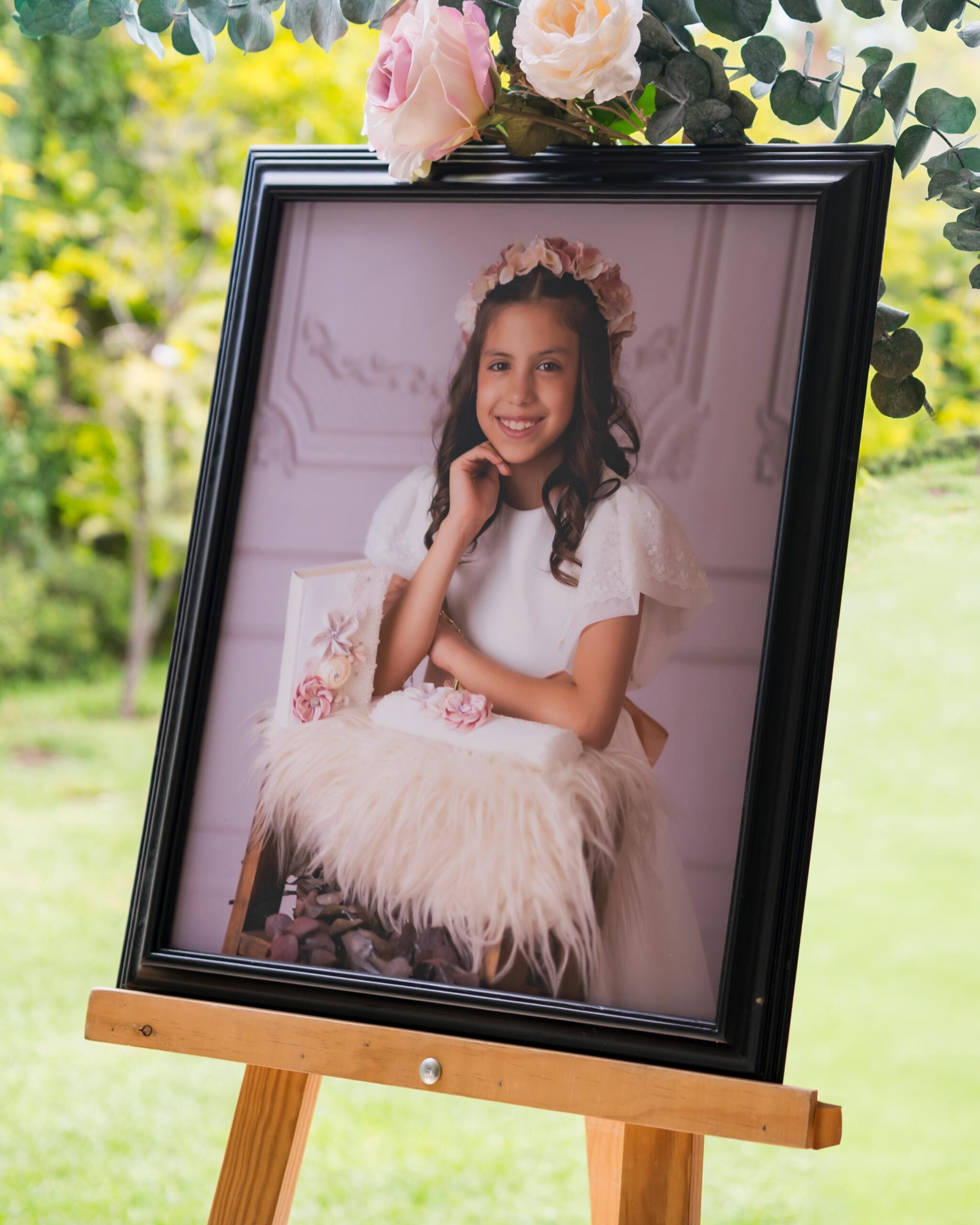 caballete-con-marco-madera-impresion-primera-comunion.jpg Fotógrafo en Guadalajara Jalisco, Fotógrafos de Bautizos y Primera Comunión Zapopan Jalisco